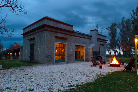 Cangue lodge exterior